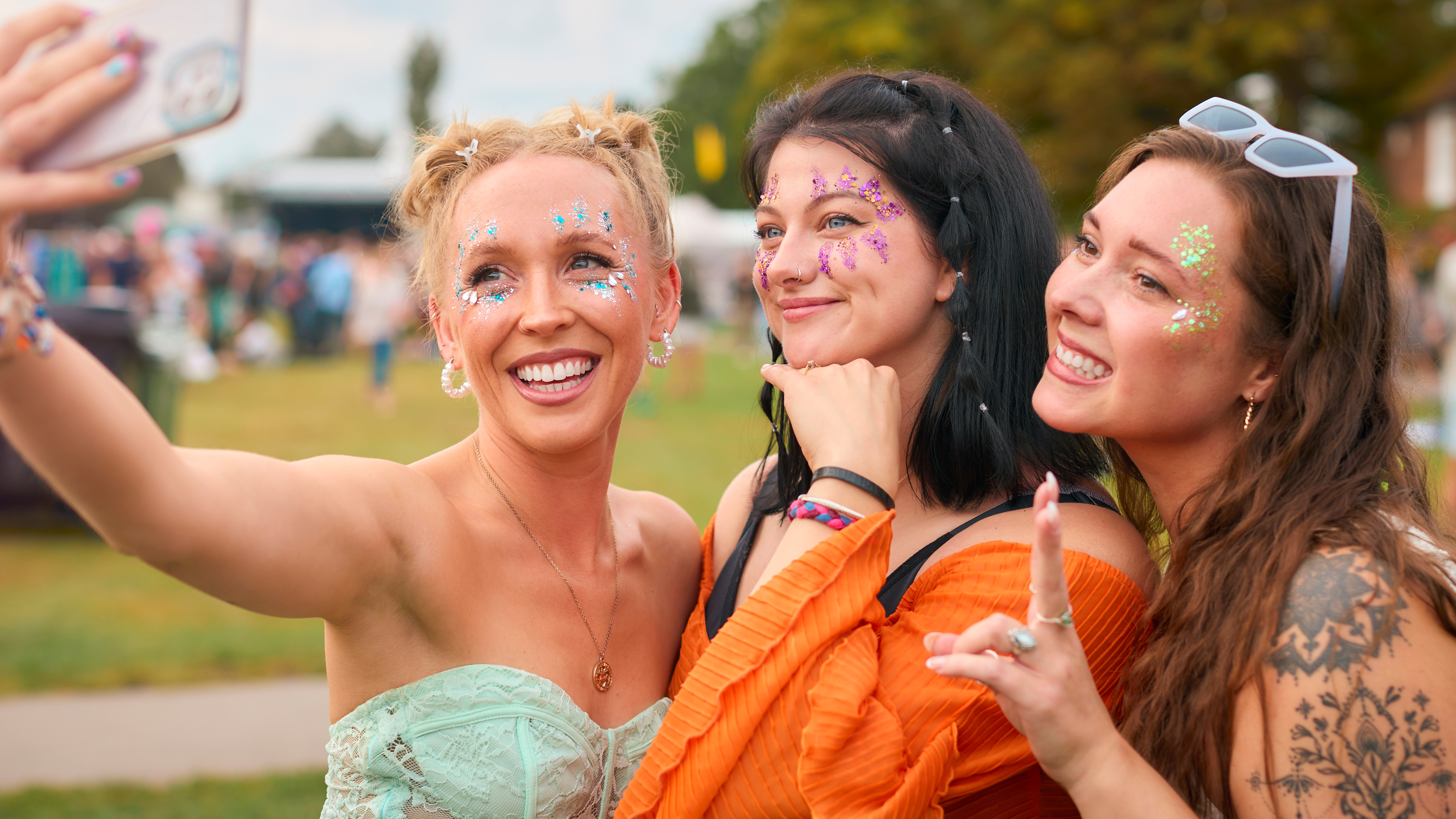 Your Face, Your Feed: Navigating the Filtered vs. Fabulous You!